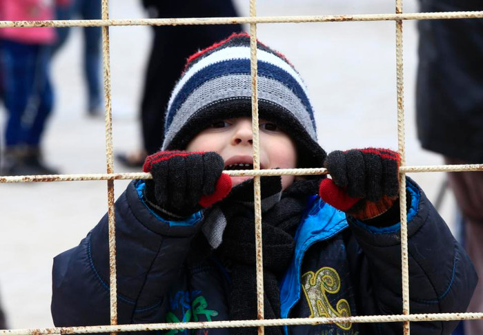 Một em bé Syria chờ đợi ngày trở về nhà khi đang phải đi lánh nạn cùng cha mẹ ở Thổ Nhĩ Kỳ. Ảnh: AP.