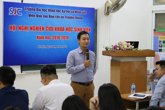 Tiến sĩ Nguyễn Sơn Minh – Phó Viện trưởng Viện Đào tạo Báo chí và Truyền thông phát biểu. Ảnh: Đỗ Thơm Tiến sĩ Nguyễn Sơn Minh – Phó Viện trưởng Viện Đào tạo Báo chí và Truyền thông phát biểu. Ảnh: Đỗ Thơm