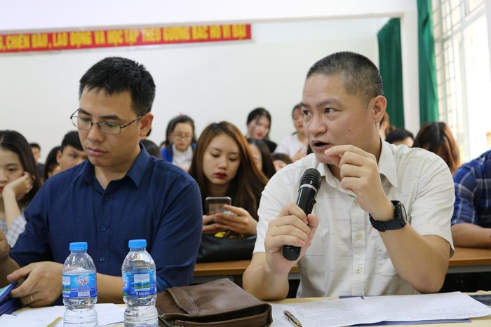 Nhà báo Đào Ngọc Tước nhận xét về các đề tài. Ảnh: Đỗ Thơm Nhà báo Đào Ngọc Tước nhận xét về các đề tài. Ảnh: Đỗ Thơm