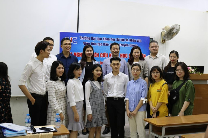 Hội đồng giám khảo và các sinh viên chụp ảnh kỷ niệm. Ảnh: Đỗ Thơm Hội đồng giám khảo và các sinh viên chụp ảnh kỷ niệm. Ảnh: Đỗ Thơm