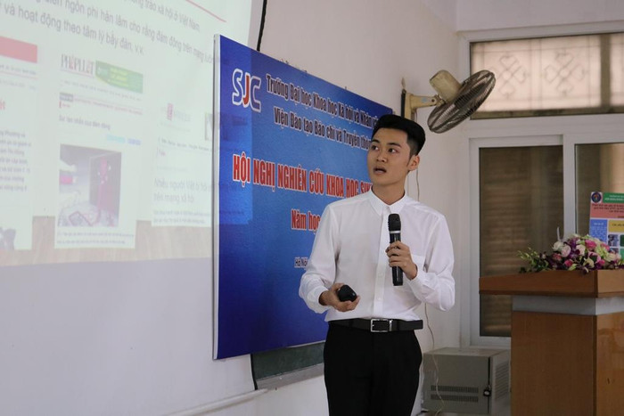 Sinh viên Vũ Hoàng Long bảo vệ đề tài. Ảnh: Đỗ Thơm Sinh viên Vũ Hoàng Long bảo vệ đề tài. Ảnh: Đỗ Thơm