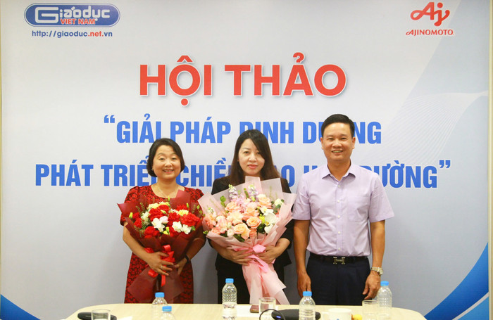 Tổng biên tập Nguyễn Tiến Bình tặng hoa và gửi lời cảm ơn tới các chuyên gia khách mời đã đồng hành cùng hội thảo. Ảnh: Mạnh Đoàn gdvn-ht (2).jpg
