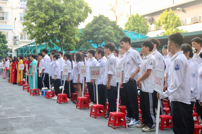 Học sinh thực hiện nghi thức chào cờ và hát Quốc ca trong buổi lễ khai giảng. Ảnh: Doãn Nhàn GDVN-thpt-dinh-tien-hoang (3).jpg