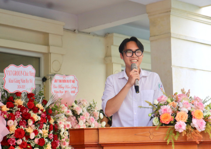 Đặng Trần Nam (lớp 12A3) là học sinh có điểm thi tốt nghiệp trung học phổ thông cao nhất toàn trường (đạt 27 điểm, hiện là tân sinh viên Trường Đại học Kinh tế Quốc dân). Ảnh: Doãn Nhàn GDVN-thpt-dinh-tien-hoang (13).jpg