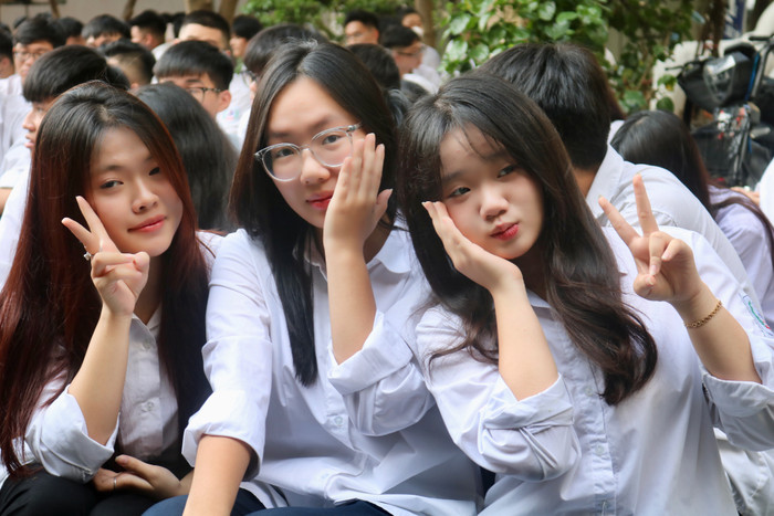 Nữ sinh hào hứng trong ngày khai trường. Ảnh: Doãn Nhàn GDVN-DTH.jpg