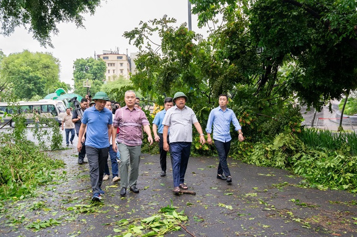 Chủ tịch Ủy ban nhân dân thành phố Trần Sỹ Thanh kiểm tra tại khu vực phố Ngô Quyền, quận Hoàn Kiếm, sáng ngày 8/9. Ảnh: hanoi.gov.vn Chủ tịch Ủy ban nhân dân thành phố Trần Sỹ Thanh kiểm tra tại khu vực phố Ngô Quyền, quận Hoàn Kiếm, sáng ngày 8/9. Ảnh: hanoi.gov.vn