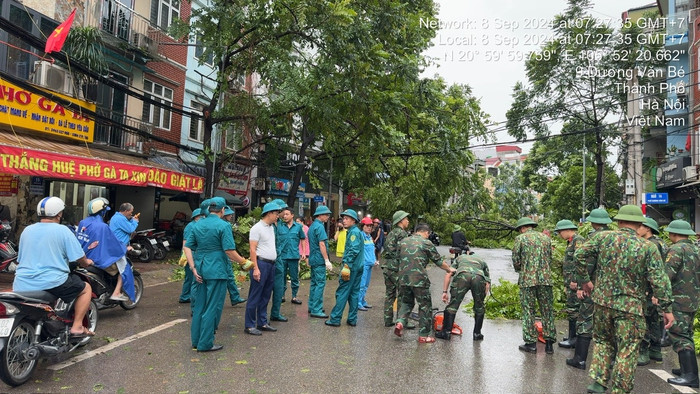 Hình ảnh lực lượng chức năng phường Vĩnh Tuy ra quân vệ sinh sau bão số 3. Ảnh: UBND phường Vĩnh Tuy Hình ảnh lực lượng chức năng phường Vĩnh Tuy ra quân vệ sinh sau bão số 3. Ảnh: UBND phường Vĩnh Tuy