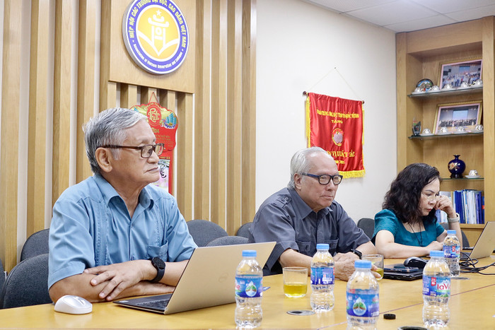 Lãnh đạo Hiệp hội Các trường đại học, cao đẳng Việt Nam tại buổi làm việc, gồm: Tiến sĩ Lê Viết Khuyến (ở giữa), Phó giáo sư, Tiến sĩ Nguyễn Phương Nga (bên phải) và Tiến sĩ Võ Thanh Bình (bên trái). Ảnh: Doãn Nhàn GDVN-hh (4).jpg