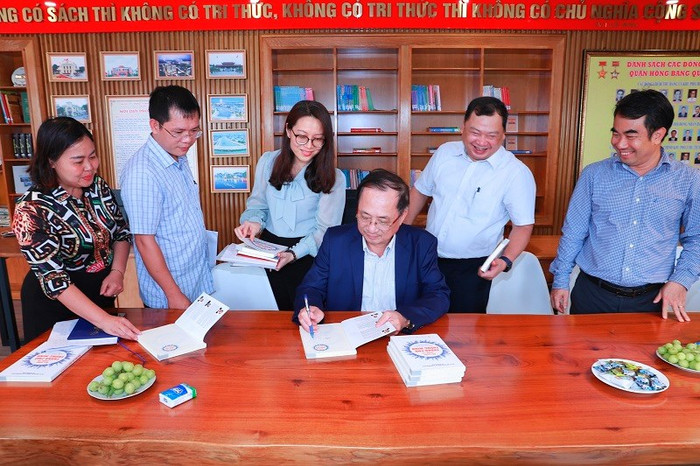 Phó giáo sư Nguyễn Văn Thành đang ký tặng cuốn sách "Xây dựng và quản trị thành phố thông minh” do chính ông làm chủ biên (tháng 5/2022). Ảnh: hongbang.haiphong.gov.vn Phó giáo sư Nguyễn Văn Thành đang ký tặng cuốn sách "Xây dựng và quản trị thành phố thông minh” do chính ông làm chủ biên (tháng 5/2022). Ảnh: hongbang.haiphong.gov.vn