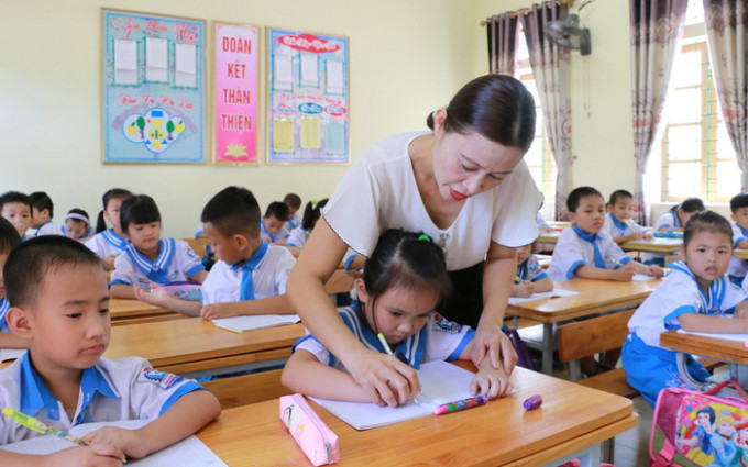 Phó giáo sư Nguyễn Chí Thành đề xuất khi chưa có các biện pháp hay công nghệ, cơ chế phù hợp để giám sát thì nên chưa cho phép các nhà trường tổ chức dạy thêm (thu tiền), học thêm trong nhà trường. Ảnh minh họa: TTXVN ttxvnhocsinhlop1-16019135272031735769656-68-55-768-1175-crop-16019135368991502372368-1251.jpg