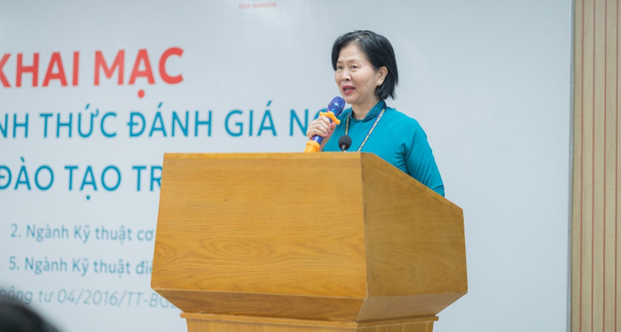 Nhà giáo ưu tú, Tiến sĩ Nguyễn Kim Dung – Viện trưởng Viện Khoa học Giáo dục Nam Việt. Ảnh: CEA-SAIGON & NAUE GTVT04 (1).jpg