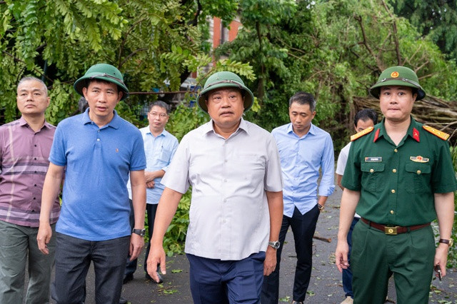 Chủ tịch Ủy ban nhân dân thành phố Hà Nội Trần Sỹ Thanh kiểm tra công tác khắc phục bão số 3 tại quận Hoàn Kiếm. Ảnh: VGP/Minh Anh Chủ tịch Ủy ban nhân dân thành phố Hà Nội Trần Sỹ Thanh kiểm tra công tác khắc phục bão số 3 tại quận Hoàn Kiếm. Ảnh: VGP/Minh Anh
