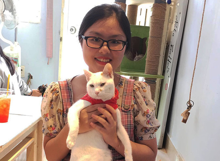 Lìu Mỹ Duyên bên thú cưng của mình sau giờ học. (Ảnh: M.D) Lìu Mỹ Duyên bên thú cưng của mình sau giờ học. (Ảnh: M.D)