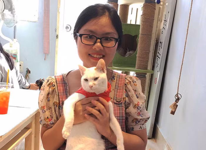 Lìu Mỹ Duyên bên thú cưng của mình sau giờ học. (Ảnh: M.D) Lìu Mỹ Duyên bên thú cưng của mình sau giờ học. (Ảnh: M.D)