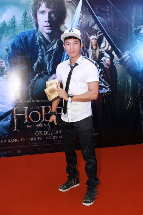 Ca sĩ Lương Bằng Quang 'tháp tùng' người yêu trong buổi công chiếu bộ phim bom tấn. Ca sĩ Lương Bằng Quang 'tháp tùng' người yêu trong buổi công chiếu bộ phim bom tấn.