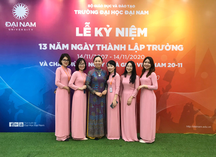 Cô Nguyễn Thị Hằng, giảng viên Trường Đại học Đại Nam (ngoài cùng bên phải) tại lễ kỷ niệm 13 năm thành lập trường. Ảnh: Nhân vật cung cấp. Cô Nguyễn Thị Hằng, giảng viên Trường Đại học Đại Nam (ngoài cùng bên phải) tại lễ kỷ niệm 13 năm thành lập trường. Ảnh: Nhân vật cung cấp.
