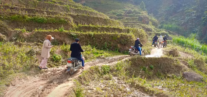 Lê Viết Công và hành trình đưa cơm có thịt đến điểm trường xã Chế Là, Xín Mần. Ảnh: Nguyễn Toan
