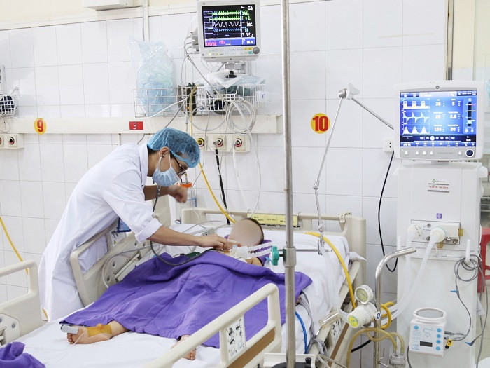 Bệnh nhi T.H.T lúc nằm trên giường bệnh. Bệnh nhi T.H.T lúc nằm trên giường bệnh.