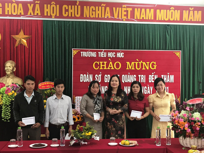 Giám đốc Sở Giáo dục và Đào tạo Quảng Trị tặng quà cho giáo viên Trường Tiểu học Húc, (xã Húc, huyện Hướng Hóa). Ảnh:CTV Giám đốc Sở Giáo dục và Đào tạo Quảng Trị tặng quà cho giáo viên Trường Tiểu học Húc, (xã Húc, huyện Hướng Hóa). Ảnh:CTV