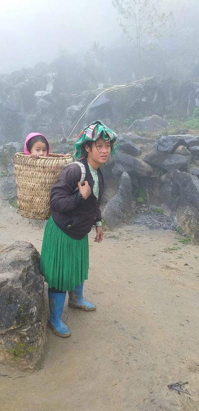 Phụ huynh của cô Thêu đưa con đi học trong những ngày giá rét. Ở Sủng Tùa, những hình ảnh này không khó để bắt gặp. Ảnh: NVCC