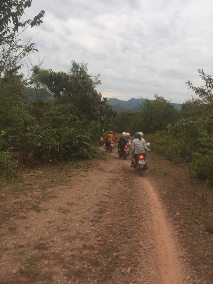 ...khi là đường rừng không một bóng nhà dân. Ảnh: LC