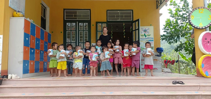 Cô giáo Thoa và các học trò ở điểm Nậm Chua. Ảnh: LC