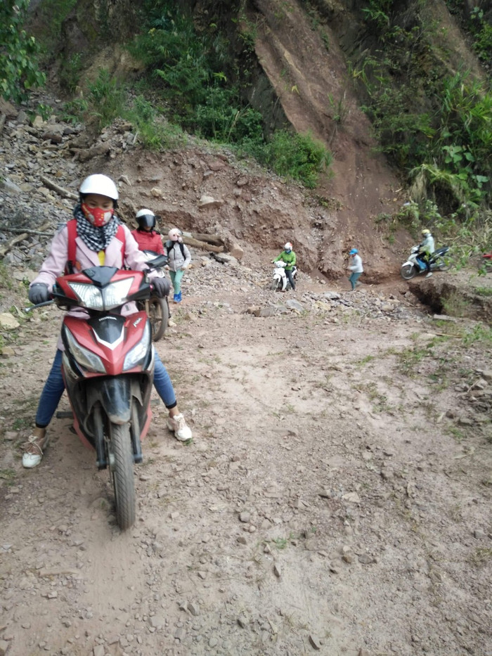 Đường vào Nậm Chua khi là đốc đá. Ảnh: LC