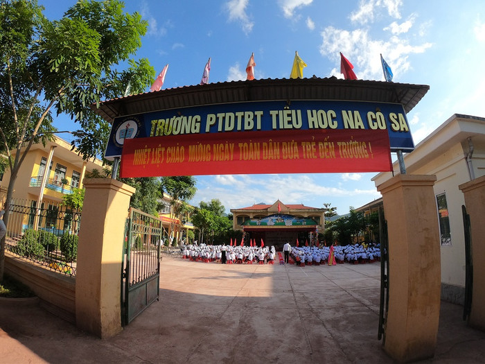 Ở vùng biên như xã vùng khó Na Cô Sa, trường học chính là nơi đẹp nhất so với các công trình cả xã. Ảnh: LC Ở vùng biên như xã vùng khó Na Cô Sa, trường học chính là nơi đẹp nhất so với các công trình cả xã. Ảnh: LC