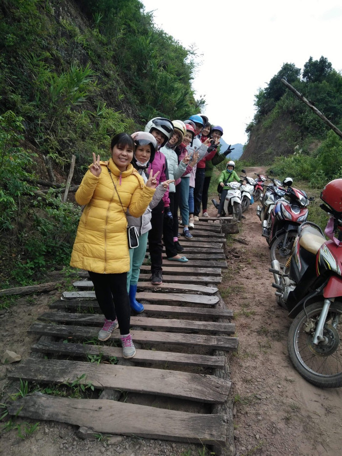 Phút tinh nghịch của các thầy cô giáo khi vào điểm trường Nậm Chua tham quan học tập. Ảnh: LC