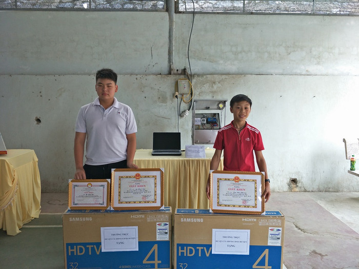 Thành quả của 2 học trò được lãnh đạo huyện Xín Mần ghi nhận (ảnh thầy Mạo cung cấp) Thành quả của 2 học trò được lãnh đạo huyện Xín Mần ghi nhận (ảnh thầy Mạo cung cấp)