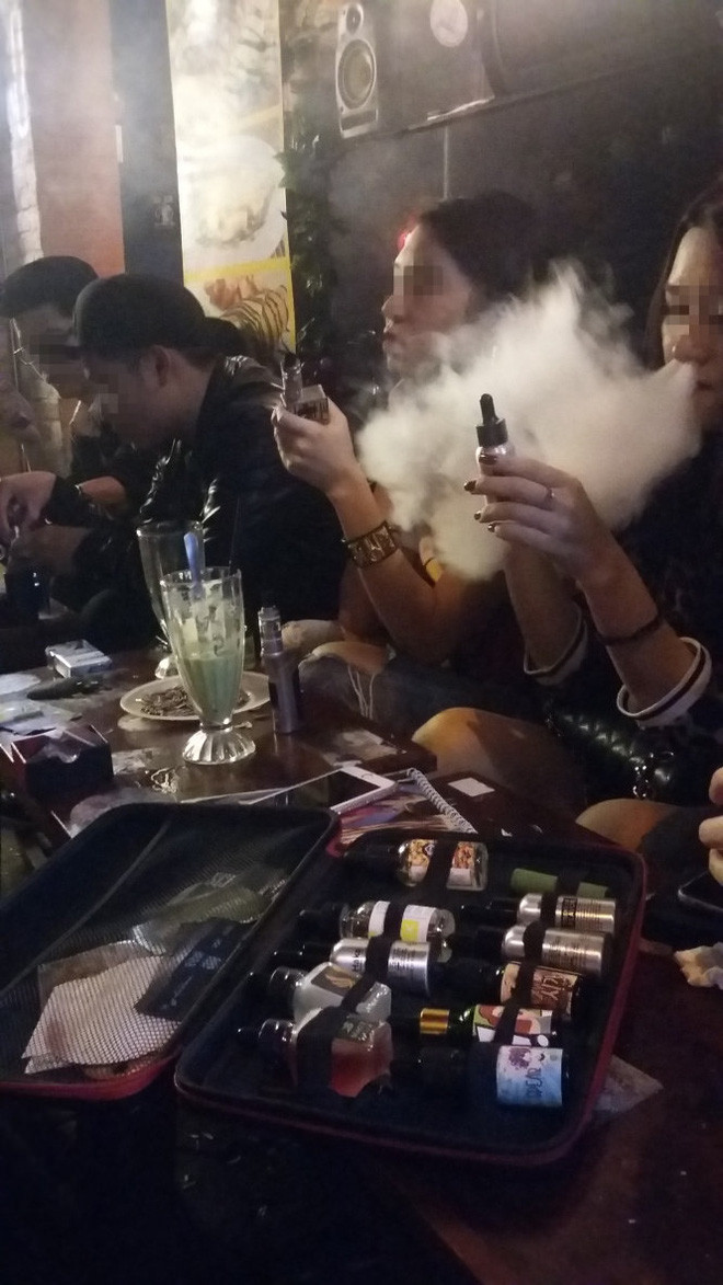Một bộ phận giới trẻ, học sinh, sinh viên coi việc hut Vape như một thú chơi thời thượng. Ảnh: Tuổi trẻ Một bộ phận giới trẻ, học sinh, sinh viên coi việc hut Vape như một thú chơi thời thượng. Ảnh: Tuổi trẻ