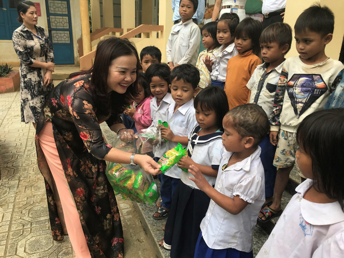 Bà Lê Thị Hương tặng quà cho học sinh miền núi.Ảnh: CTV Bà Lê Thị Hương tặng quà cho học sinh miền núi.Ảnh: CTV