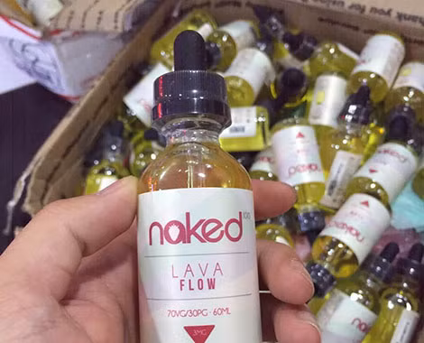 Không khó để sở hữu một lọ tinh dầu để hút vape. Trên thị trường hiện nay, mặt hàng này rất khó kiểm soát nguồn gốc, xuất xứ. Ảnh: Báo Hà Nội Mới.