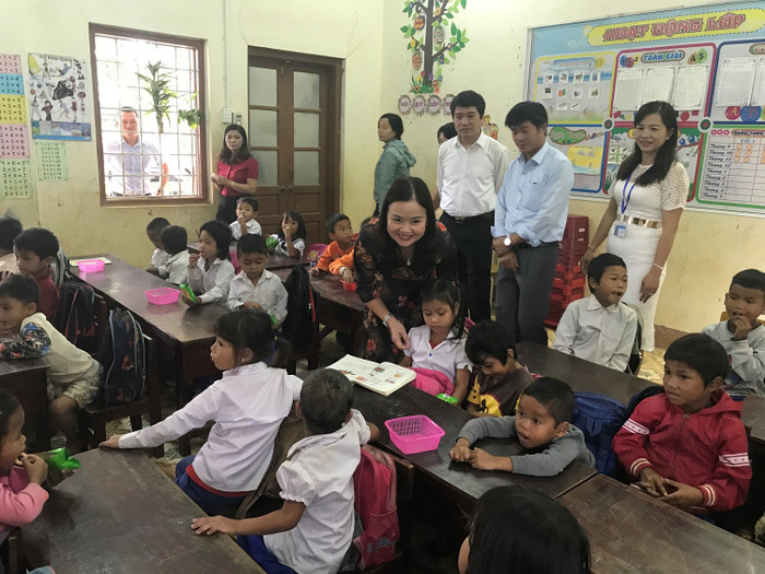 Sự động viên kịp thời của lãnh đạo Sở Giáo dục và Đào tạo Quảng Trị giúp cô và trò những vùng khó có thêm động lực phấn đấu hoàn thành tốt công tác dạy và học. Ảnh: CTV Sự động viên kịp thời của lãnh đạo Sở Giáo dục và Đào tạo Quảng Trị giúp cô và trò những vùng khó có thêm động lực phấn đấu hoàn thành tốt công tác dạy và học. Ảnh: CTV