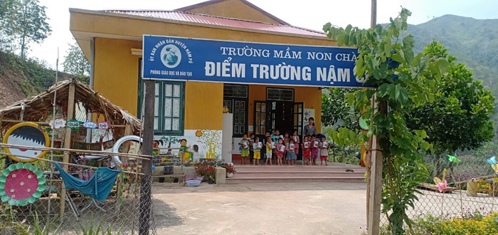 Ở nơi rừng thẳm, các cô giáo góp tiền nuôi học sinh đến trường ảnh 1