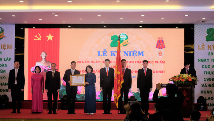 Phó chủ tịch nước Đặng Thị Ngọc Thịnh thay mặt lãnh đạo Đảng, Nhà nước trao Huân chương Lao động hạng Nhất cho Cục An toàn thực phẩm (Bộ Y tế). Ảnh LC Phó chủ tịch nước Đặng Thị Ngọc Thịnh thay mặt lãnh đạo Đảng, Nhà nước trao Huân chương Lao động hạng Nhất cho Cục An toàn thực phẩm (Bộ Y tế). Ảnh LC