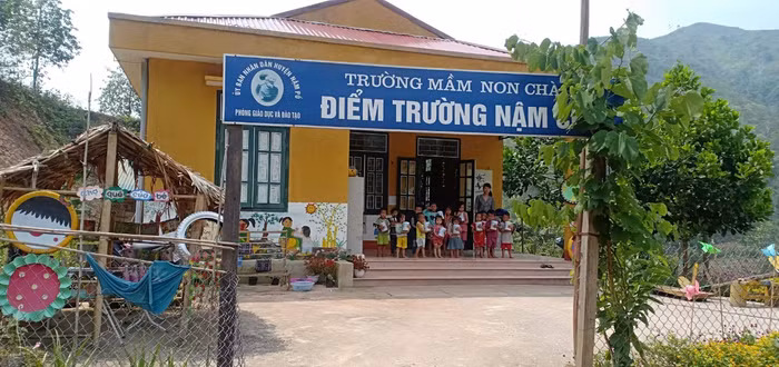 Ở nơi rừng thẳm, các cô giáo góp tiền nuôi học sinh đến trường ảnh 1 Ở nơi rừng thẳm, các cô giáo góp tiền nuôi học sinh đến trường ảnh 1