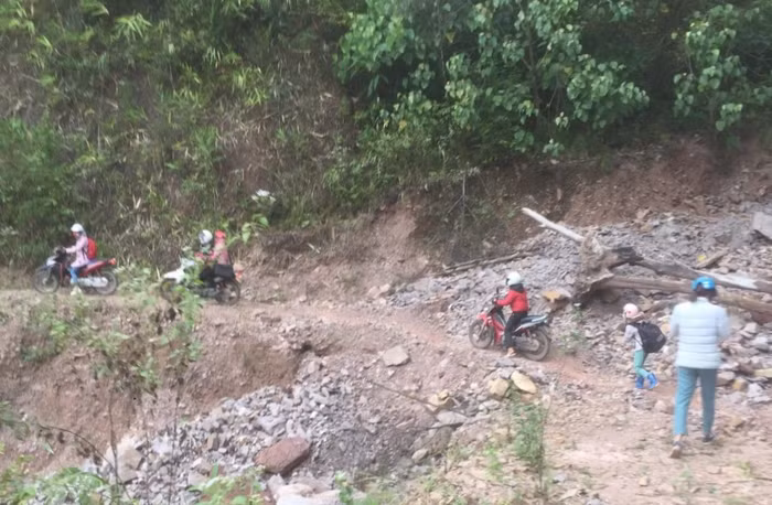 Đường đến điểm trường Nậm Chua của trường Mầm non Chà Tở (Nậm Pồ, Điện Biên), tuổi 60 các cô có vượt qua được quãng đường tương tự? Ảnh: LC