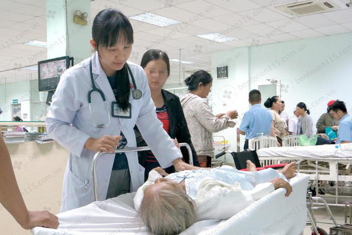 Bác sĩ chuyên khoa 1 Trần Ngọc Thúy Hằng, trưởng kíp trực dã cứu sống cháu bé bằng bản lĩnh, chuyên môn và kinh nghiệm nghề nghiệp của mình. Bác sĩ chuyên khoa 1 Trần Ngọc Thúy Hằng, trưởng kíp trực dã cứu sống cháu bé bằng bản lĩnh, chuyên môn và kinh nghiệm nghề nghiệp của mình.