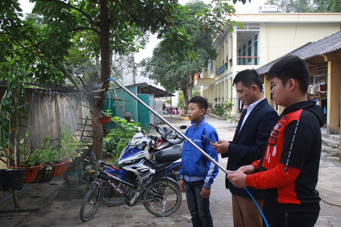 Hệ thống tưới nước phun sương được vận hành chỉ với một cái ấn nút trên điện thoại thông minh (Ảnh: Nguyễn Toan) Hệ thống tưới nước phun sương được vận hành chỉ với một cái ấn nút trên điện thoại thông minh (Ảnh: Nguyễn Toan)