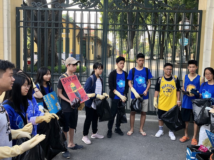 Tư trang cho một buổi chiều đi làm đẹp môi trường được các bạn chuẩn bị chu đáo và chuyền tay nhau. Tư trang cho một buổi chiều đi làm đẹp môi trường được các bạn chuẩn bị chu đáo và chuyền tay nhau.