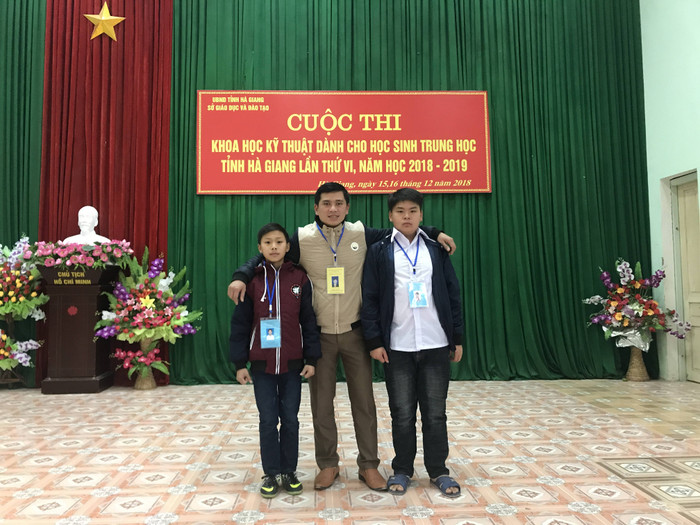 Thầy trò trong ngày nhận giải nhất cuộc thi sáng tạo học sinh trung học năm 2018( ảnh thầy Mạo cung cấp) Thầy trò trong ngày nhận giải nhất cuộc thi sáng tạo học sinh trung học năm 2018( ảnh thầy Mạo cung cấp)