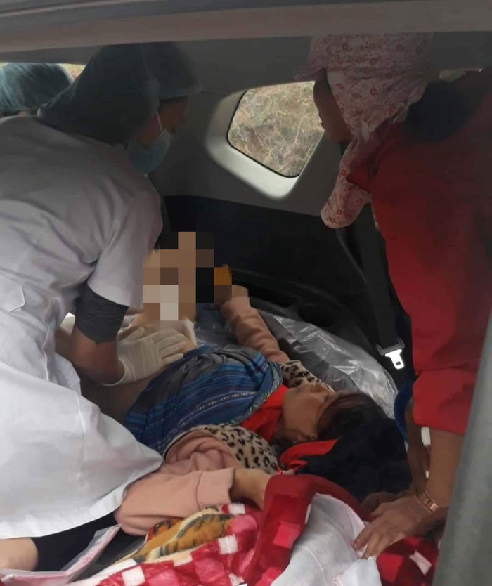 Các bác sĩ bệnh viện đa khoa Mộc Châu hỗ trợ sản phụ trên xe taxi. Các bác sĩ bệnh viện đa khoa Mộc Châu hỗ trợ sản phụ trên xe taxi.