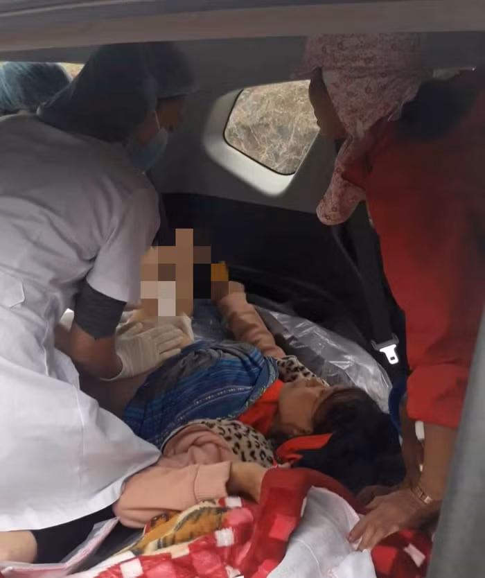 Các bác sĩ bệnh viện đa khoa Mộc Châu hỗ trợ sản phụ trên xe taxi.