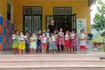 Ở nơi rừng thẳm, các cô giáo góp tiền nuôi học sinh đến trường Ở nơi rừng thẳm, các cô giáo góp tiền nuôi học sinh đến trường