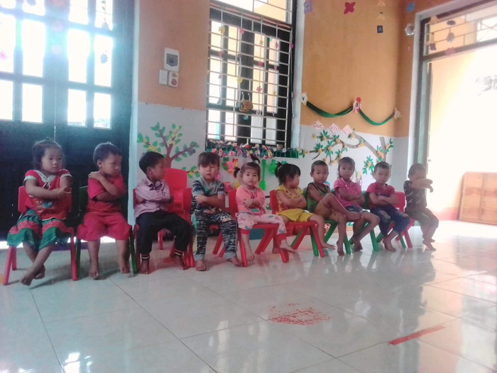 Các trò và cũng là con nuôi của cô giáo Thoa.Ảnh: LC