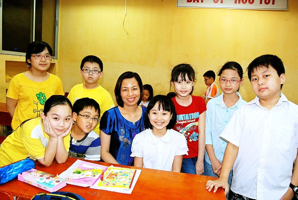 Cô giáo Nguyệt Anh cùng học sinh Câu lạc bộ bồi dưỡng năng khiếu Văn của Lớp 4 Trí Đức Cô giáo Nguyệt Anh cùng học sinh Câu lạc bộ bồi dưỡng năng khiếu Văn của Lớp 4 Trí Đức