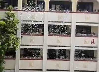 Học sinh đồng loạt xé và ném đề cương Học sinh đồng loạt xé và ném đề cương