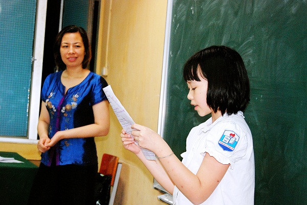 Em Trương Ánh Dương đọc bức thư gửi lãnh đạo Trung Quốc trước lớp. Thư học sinh lớp 4 Việt Nam gửi lãnh đạo Trung Quốc Em Trương Ánh Dương đọc bức thư gửi lãnh đạo Trung Quốc trước lớp. Thư học sinh lớp 4 Việt Nam gửi lãnh đạo Trung Quốc