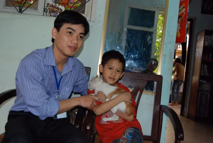 Trò chuyện cùng trẻ em làng SOS.